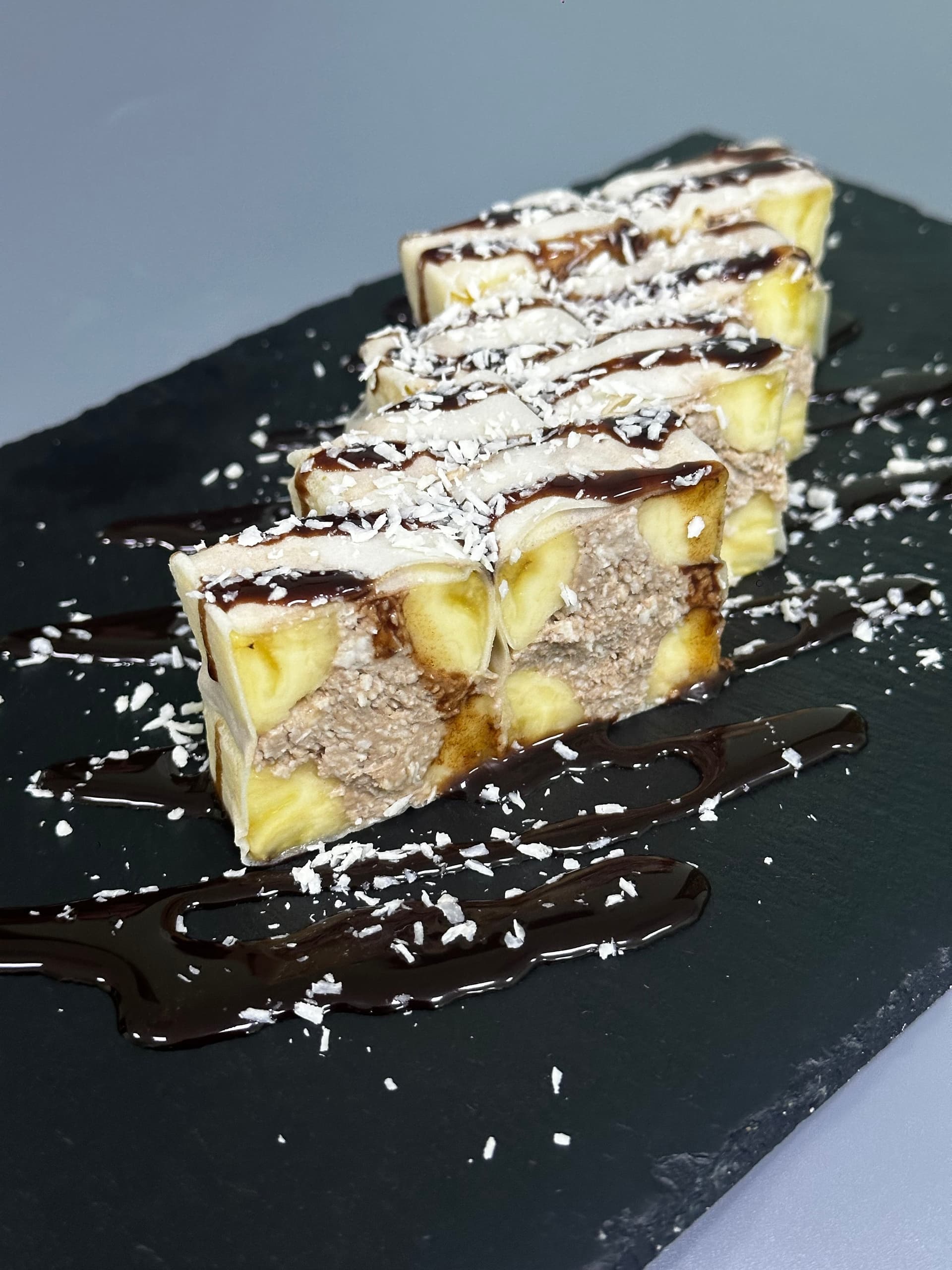 Сладкий ролл шоколадный